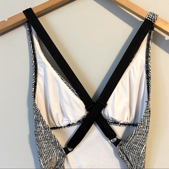 Lole one piece side tie cross back black and white patterned swimsuit- XS - Picture 9 of 16